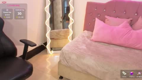 Snapshot of kittystar_tay chatting on 10-12-25, 11:42 Kitty online show from 10-12-25, 11:42