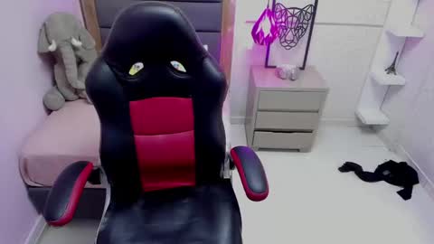  K I T T  Y  online show from 01-08-25, 06:52