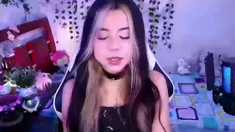 Snapshot of kittyuwu_ chatting on 03-18-26, 10:35 Kittyuwu online show from 03-18-26, 10:35