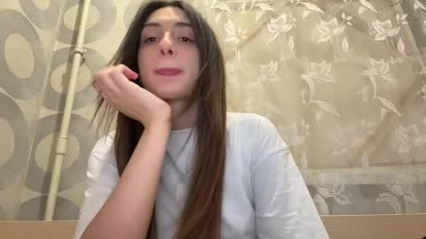 Snapshot of kittyymoonnn chatting on 05-21-26, 11:56 Emma online show from 05-21-26, 11:56