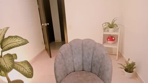 Snapshot of kiwi____ chatting on 12-18-24, 11:51 Little piece of fruit online show from 12-18-24, 11:51