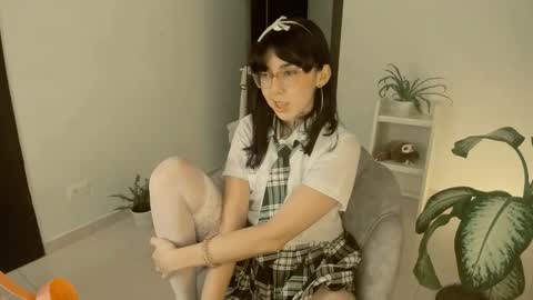 Snapshot of kiwi____ chatting on 01-08-25, 10:06 Little piece of fruit online show from 01-08-25, 10:06