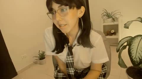 Snapshot of kiwi____ chatting on 01-09-25, 04:08 Little piece of fruit online show from 01-09-25, 04:08