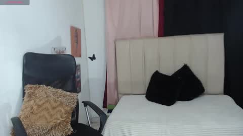 Snapshot of kleo_princess18 chatting on 02-14-25, 01:02 kleo online show from 02-14-25, 01:02