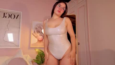 Snapshot of kloe222 chatting on 10-15-25, 02:39 kloe222 online show from 10-15-25, 02:39