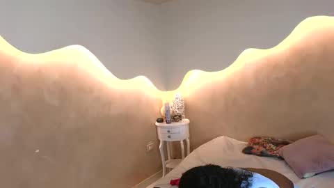 K L O E online show from 09-25-25, 12:09