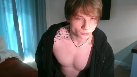 Snapshot of knotsiemens chatting on 04-21-26, 05:25 Adam online show from 04-21-26, 05:25