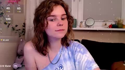 Snapshot of komorebbi chatting on 10-25-25, 09:42 Marta online show from 10-25-25, 09:42