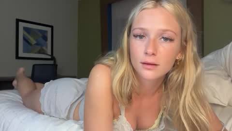 Snapshot of korinaluvv chatting on 11-10-25, 11:15 Korina online show from 11-10-25, 11:15