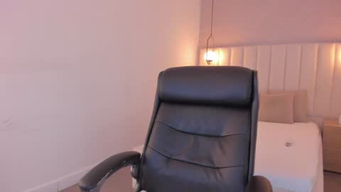 Snapshot of kosmic_21 chatting on 12-24-24, 12:00 K O S M I C online show from 12-24-24, 12:00
