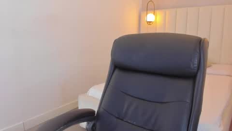 Snapshot of kosmic_21 chatting on 09-10-25, 12:49 K O S M I C online show from 09-10-25, 12:49