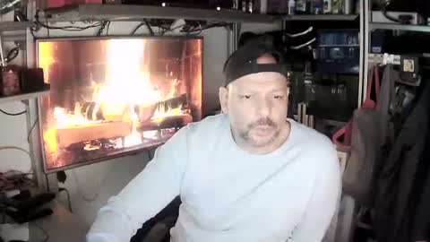 Snapshot of kostasgreek42 chatting on 01-12-25, 12:55 Kosta online show from 01-12-25, 12:55