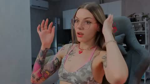 Snapshot of koza_dereza_ chatting on 07-04-26, 11:27 Jess online show from 07-04-26, 11:27