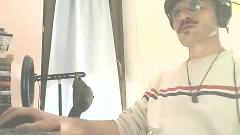 Snapshot of kratoskratoskratos chatting on 03-10-26, 02:27 Kratos online show from 03-10-26, 02:27