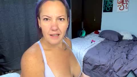 Snapshot of kreamyk420 chatting on 10-24-25, 04:14 kreamyk420 online show from 10-24-25, 04:14