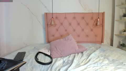 Snapshot of kristakinnky chatting on 12-20-24, 01:54 BETANIA online show from 12-20-24, 01:54