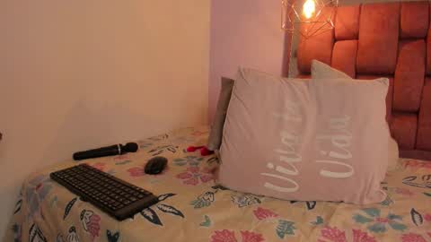 Snapshot of kristakinnky chatting on 10-22-25, 01:44 BETANIA online show from 10-22-25, 01:44