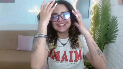 Snapshot of kristen_tay chatting on 01-10-25, 11:43 kristen_tay online show from 01-10-25, 11:43