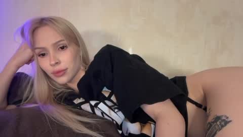 Snapshot of kristy_babe chatting on 04-10-26, 11:42 Kristy and Alice online show from 04-10-26, 11:42