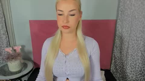 Snapshot of kristyflowers chatting on 03-25-26, 03:51 KristyFlowers online show from 03-25-26, 03:51