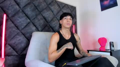 Snapshot of kroywave chatting on 08-07-26, 03:08 Kroy Wave Muscle Tattoos Latino online show from 08-07-26, 03:08