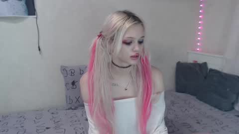 Snapshot of kttyemiow__ chatting on 02-13-25, 04:54 Emilia online show from 02-13-25, 04:54