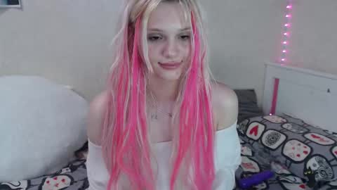 Snapshot of kttyemiow__ chatting on 02-17-25, 02:09 Emilia online show from 02-17-25, 02:09