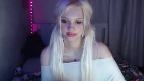 Snapshot of kttyemiow__ chatting on 02-22-25, 10:20 Emilia online show from 02-22-25, 10:20