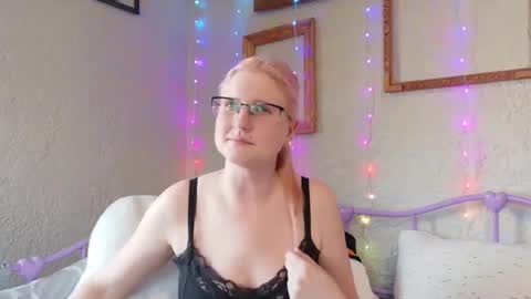 Snapshot of kunzitegoddess chatting on 03-22-26, 11:08 Samantha online show from 03-22-26, 11:08