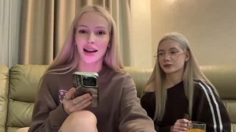 Snapshot of kvetapin chatting on 05-08-26, 11:43 Bella and Alexandra online show from 05-08-26, 11:43