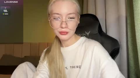 Snapshot of kvetapin chatting on 05-12-26, 08:06 Bella and Alexandra online show from 05-12-26, 08:06