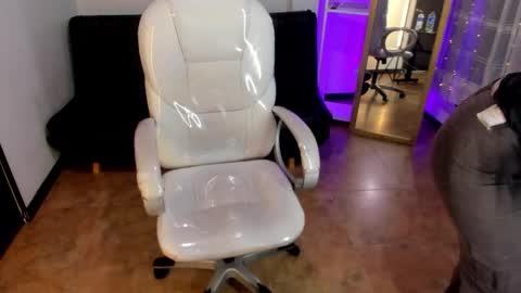 Snapshot of kylie_fire chatting on 10-16-25, 01:23 kylie online show from 10-16-25, 01:23