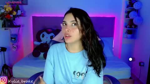 Snapshot of kylie_hottt_ chatting on 12-24-24, 04:00 k ylie online show from 12-24-24, 04:00