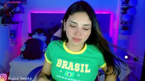 Snapshot of kylie_hottt_ chatting on 12-27-24, 12:07 k ylie online show from 12-27-24, 12:07