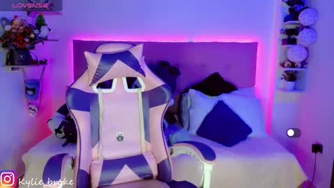 Snapshot of kylie_hottt_ chatting on 12-27-24, 03:42 k ylie online show from 12-27-24, 03:42