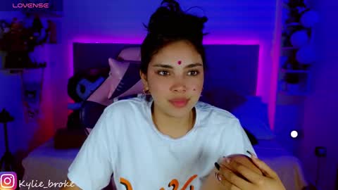 Snapshot of kylie_hottt_ chatting on 12-28-24, 01:29 k ylie online show from 12-28-24, 01:29