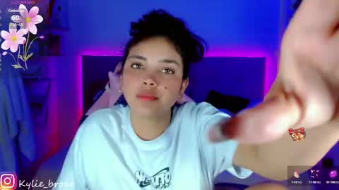 Snapshot of kylie_hottt_ chatting on 01-08-25, 03:29 k ylie online show from 01-08-25, 03:29