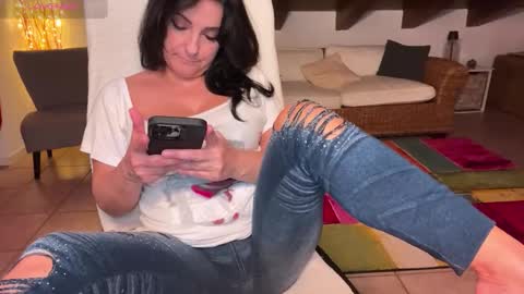 Snapshot of kyliecb chatting on 10-31-25, 02:18 Kylie online show from 10-31-25, 02:18