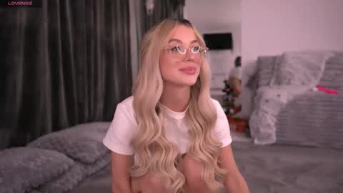 Snapshot of kyliejoyce chatting on 10-21-25, 08:09 Kylie online show from 10-21-25, 08:09