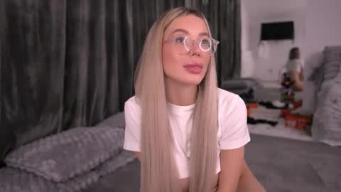 Snapshot of kyliejoyce chatting on 10-28-25, 09:17 Kylie online show from 10-28-25, 09:17