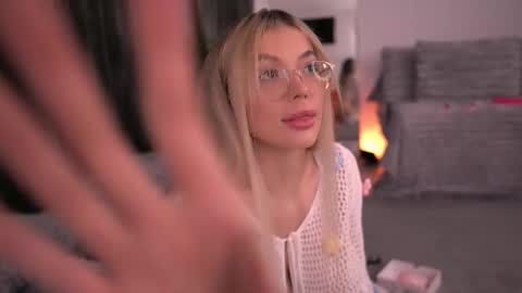 Snapshot of kyliejoyce chatting on 11-09-25, 08:18 Kylie online show from 11-09-25, 08:18