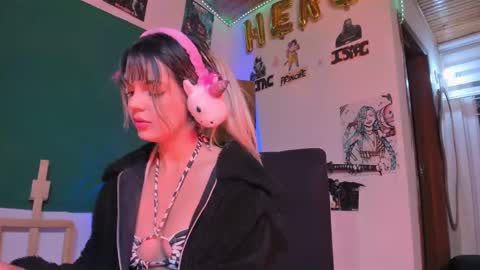 Snapshot of kyliekandy chatting on 09-11-25, 12:22 online show from 09-11-25, 12:22