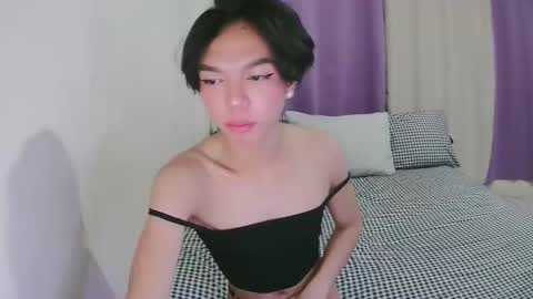 Snapshot of la_ura chatting on 11-09-25, 04:16 Laura online show from 11-09-25, 04:16