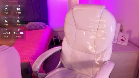  L A R A   online show from 11-23-25, 08:08