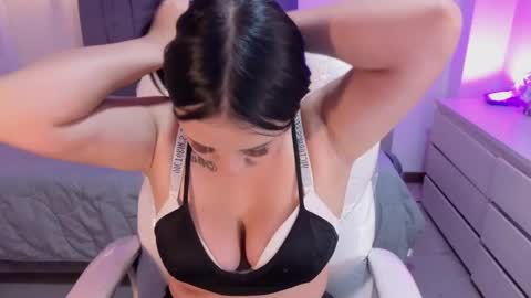 Snapshot of laara_croft chatting on 04-23-26, 08:00 L A R A online show from 04-23-26, 08:00