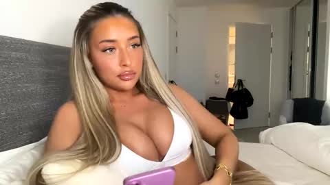 Lacey  online show from 05-01-26, 08:24