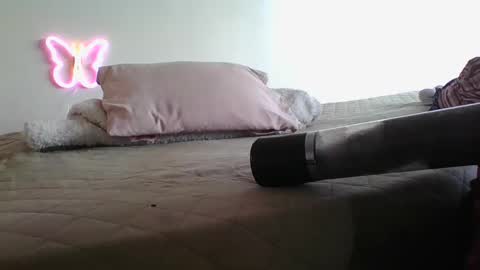 lachickadelbronx online show from 01-25-25, 05:40