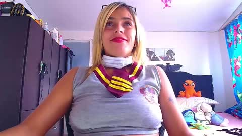 Snapshot of lacolombiana_bitch chatting on 02-20-26, 06:19 Valentina online show from 02-20-26, 06:19