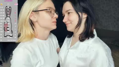Snapshot of lacyedison chatting on 05-19-26, 07:20 Violet and Isabel online show from 05-19-26, 07:20