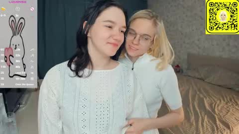 Snapshot of lacyedison chatting on 05-30-26, 07:22 Violet and Isabel online show from 05-30-26, 07:22